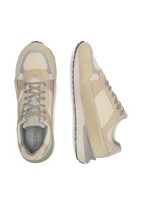 Beige sportlikud jalanõud suede ja võrgumaterjalidega, hallide aktsentidega, ümmargune varvas, nööriga esipaneel ja tekstureeritud kummitald.