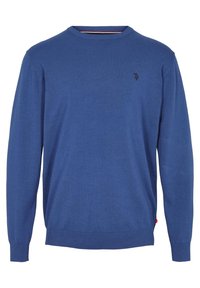 Blå stickad tröja med långa ärmar, rund halsringning, ribbade mudd och nederkant, med en liten svart logotyp på vänster bröst. Slät textur.