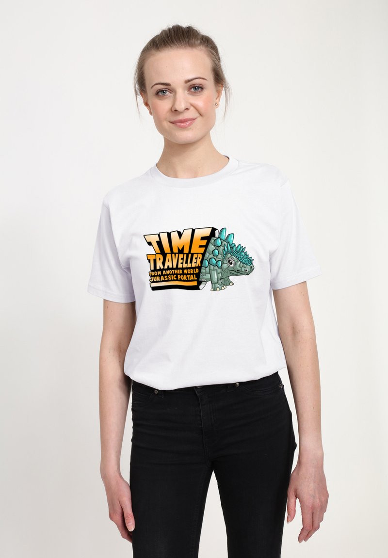 Camiseta blanca de algodón con un diseño gráfico de un personaje dinosaurio y el texto "VIAJERO DEL TIEMPO" en colores negro y naranja en negrita.