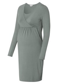 Grünes Schwangerschaftsabendkleid mit überkreuztem V-Ausschnitt, langen Ärmeln und gerafftem Taillenbereich. Hergestellt aus weichem Stoff mit glatter Textur.