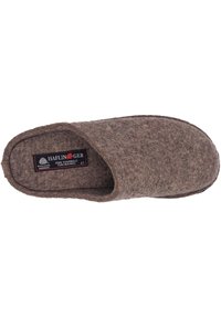 Brauner Wollschuh mit offenem Rückendesign, filzartiger Textur und einfacher Form. Enthält ein Etikett mit Marken- und Materialdetails.