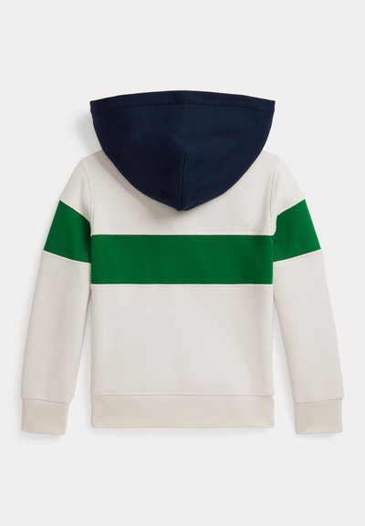 Sudadera con capucha que presenta una capucha azul marino, cuerpo color crema y una franja horizontal verde en el centro. Textura suave, diseño casual y puños de canalé.
