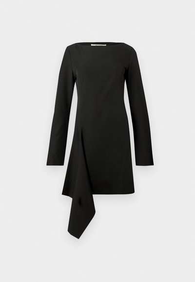 Čierne šaty s dlhým rukávom s hranatým výstrihom a asymetrickým lemom. Vyrobené z hladkej tkaniny, s drapériou na jednej strane.