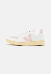 Sneaker bianche con dettagli rosa, punta beige texturizzata, lacci rotondi e suola in gomma crema; logo sul tallone e di lato.