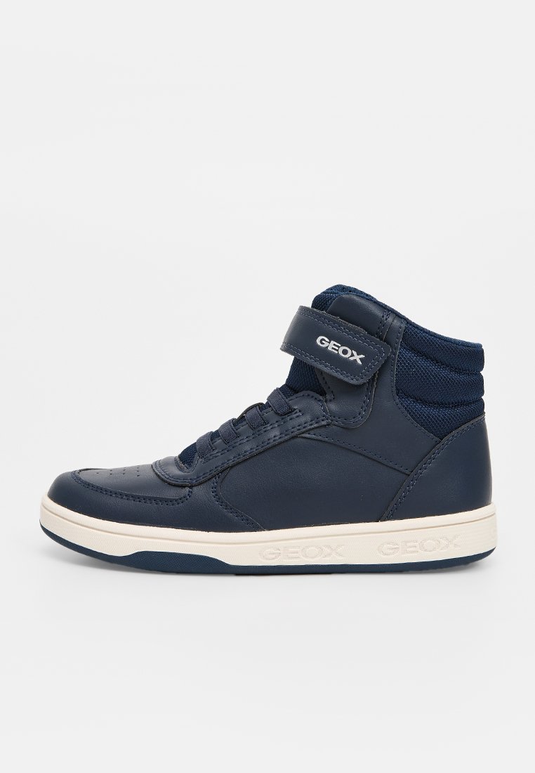 Högstövlade sneakers i marinblå läder med mesh-accenter, utrustade med ett kardborreband, snörning och en beige gummisula.