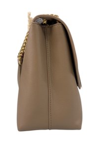 Borsa in pelle taupe vista di lato con catena dorata visibile e design strutturato e cucito su sfondo bianco.