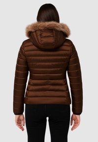 Giubbotto puffo marrone con motivo a trama orizzontale, cappuccio integrato e rifinitura in pelliccia sintetica. Presenta tasche laterali e una silhouette aderente.