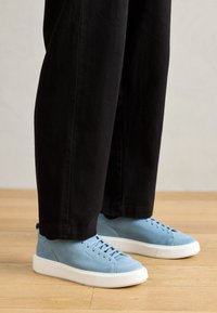DIXON LOGO ACCENTS - Zapatillas - sky