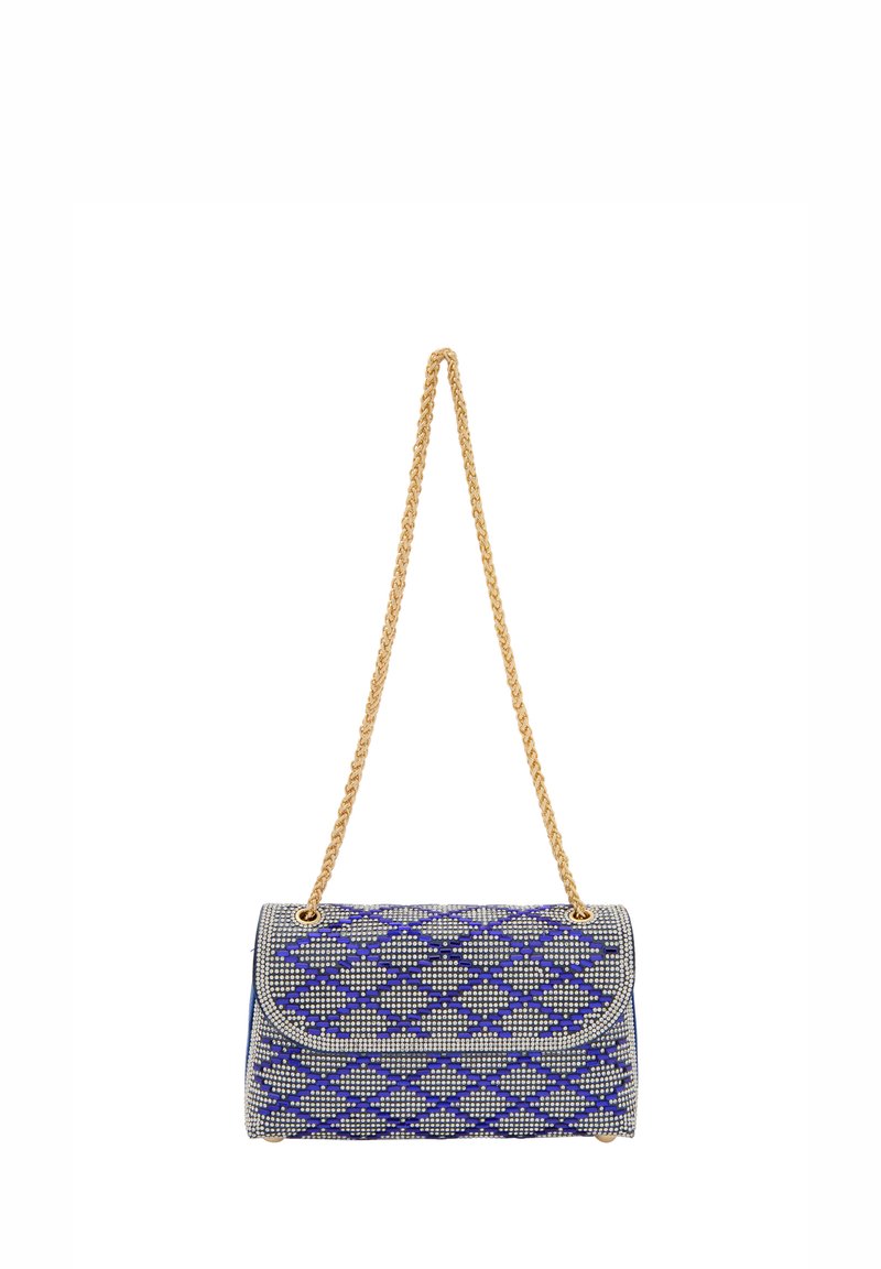Beaded clutch w kolorze niebieskim i srebrnym z geometrycznym wzorem, z złotym łańcuchem i zapięciem na klapkę.