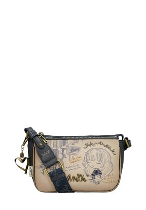 Beige Handtasche mit marineblauen Akzenten, verziert mit einer dekorativen Illustration und Text. Aus synthetischem Material, verfügt über einen Reißverschluss und einen verstellbaren Tragegurt.