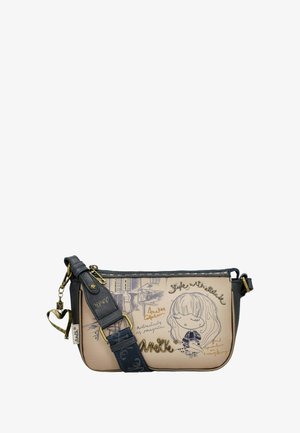Bolso beis con acentos en azul marino, presenta una ilustración decorativa y texto. Está hecho de material sintético, tiene un cierre de cremallera y una correa ajustable.