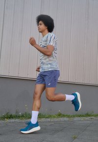 ASICS METARUN SHIBORI - Spordi T-särk - birch/blue