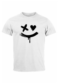 Weißes Baumwoll-T-Shirt mit einem schwarzen Pinselstrich-Design, das ein Smiley-Gesicht, ein Herz und Kreuz-Elemente in unterschiedlichen Dicken zeigt.