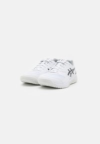 Weiße Sportschuhe mit einem strukturierten Mesh-Obermaterial, Gummisohle und schwarzen Logoakzenten. Verfügt über ein Schnürdesign und einen gepolsterten Schaft.