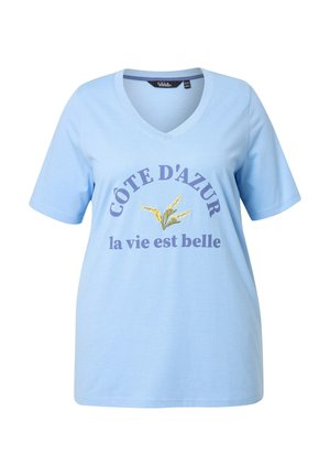 Hellblaues V-Ausschnitt T-Shirt mit kurzen Ärmeln, mit dem Schriftzug "CÔTE D'AZUR" und "la vie est belle" sowie gelber floralem Stickerei auf der Vorderseite.