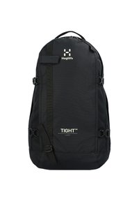Mochila negra con un diseño elegante, hecha de tela texturizada. Cuenta con correas ajustables, cremalleras, herrajes y logotipos.