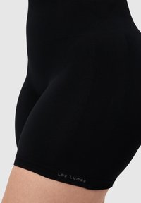 Czarne, dzianinowe szorty z wysokim stanem, wykonane z elastycznego materiału o gładkiej fakturze, z dyskretnym logo "Les Lunes" przy krawędzi.
