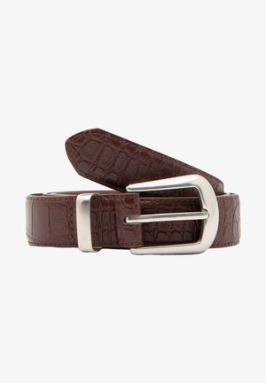 Curea din piele ecologică de crocodil maro, cu o cataramă rectangulară din metal argintiu. Materialul are un model texturat, care subliniază designul său.