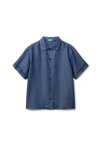 Camisa de mezclilla de manga corta en azul oscuro. Presenta un cierre de botones en el frente, cuello y puños enrollados. Textura suave con detalles de costura sutiles.