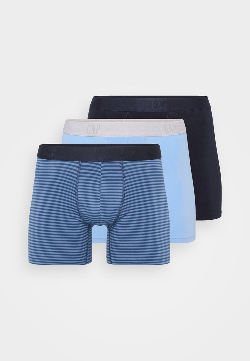 Trois paires de boxers pour hommes dans des tons de bleu : un uni en marine foncé, un en bleu clair et un à motif rayé bleu. Tissu extensible et ceintures avec logo.