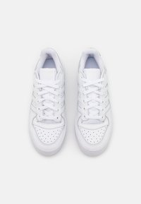 adidas Originals FORUM BOLD STRIPES  - Sportbačiai - footwear white