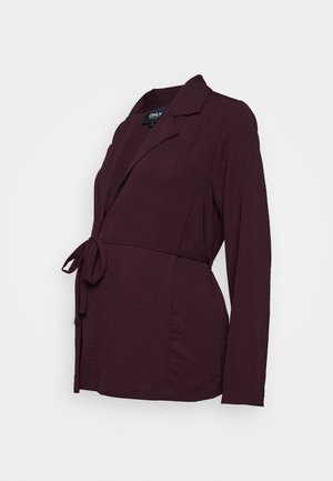 Zwangere blazer in diep bordeauxrood. Gemaakt van textuurstof, met een getailleerde kraag, lange mouwen en een strikceintuur voor een verstelbare pasvorm.