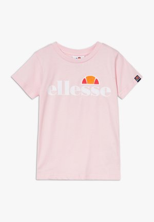 Hellrosa Kinder-T-Shirt mit kurzen Ärmeln, weißem „ellesse“-Logo und orange-rotem Halbkreis-Design auf der Brust, kleines Logo auf dem linken Ärmel.