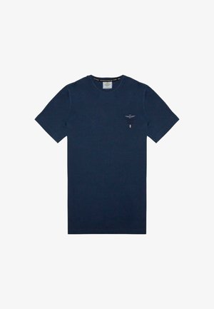 T-shirt in cotone blu navy con maniche corte, collo a giro, piccolo emblema sul lato sinistro del petto e accento della bandiera italiana vicino all'orlo.