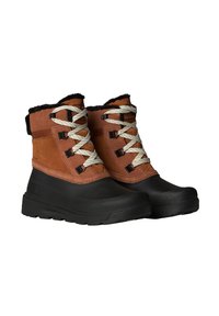 Botas de invierno de cuero marrón y sintético con suelas de goma negra, cordones beige, ribete de piel sintética y suelas moldeadas para mejorar la tracción.
