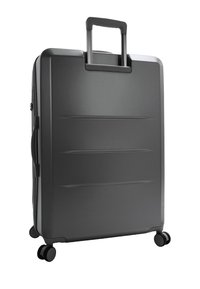 Hartschalen-schwarzer Koffer mit einem ausziehbaren Griff, glatter Oberfläche, vier Rädern und horizontalen Linienakzenten auf der Oberfläche.