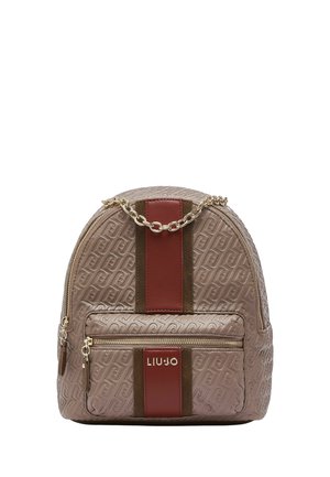 Zainetto beige piccolo con motivo a rilievo, tasca frontale con zip, fascia verticale rossa e marrone, manico a catena dorata e logo del marchio Liu Jo.