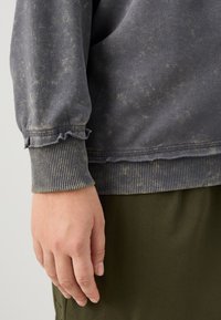 ONLY Carmakoma CARLEONI LIFE O NECK  - Športni pulover - thunderstorm washed