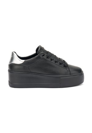 Baskets plateforme noires en cuir au texture lisse, ornées d'un accent métallique argenté au talon et de lacets noirs.