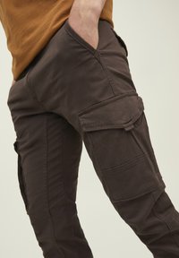 Jack & Jones Pantaloni cargo - marrone