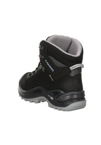 Botte de randonnée noire avec une surface texturée, doublure en maille, œillets métalliques et semelle en caoutchouc grise. Présence d'un logo près du talon.