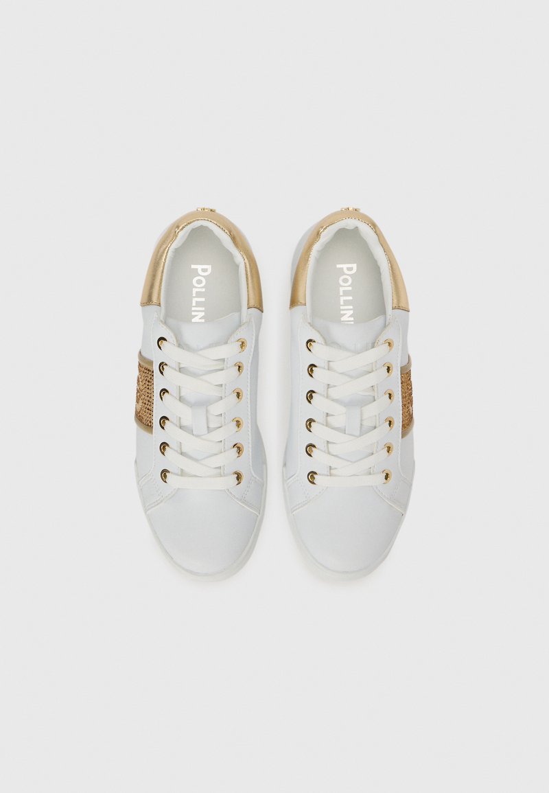 Sneakers bianchi con accenti dorati, dotati di pannelli laterali texturizzati, punta rotonda e occhielli metallici per i lacci, etichettati "POLLINI."