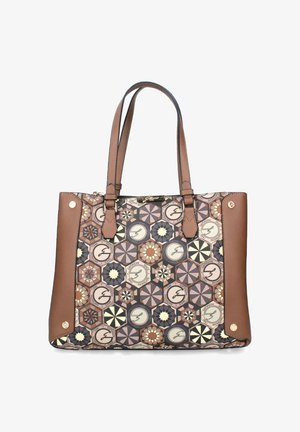 Tasche aus Stoff mit gemustertem Frontbereich, der geometrische Designs in Braun, Creme und Marineblau zeigt, ergänzt durch glatte braune Lederseiten und -riemen.