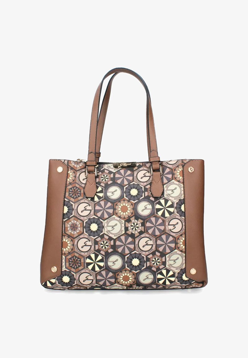 Kangaskassi, jonka etupuolella on kuvioitu kangas, jossa on geometrisiä muotoja ruskeassa, vaaleassa ja laivastonsinisessä väriä, täydentäen sileillä ruskeilla nahkasivuille ja -remmeillä.