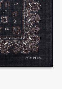 Bufanda negra con un patrón de paisley, detalles intrincados en blanco y naranja; la tela tiene un acabado texturizado. Logo de "SCALPERS" en la parte inferior.