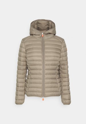 Beige Pufferjacke mit Kapuze, ausgestattet mit horizontalen Steppnähten, grauem Reißverschluss und orangefarbenem Zipper. Glattes, leichtes Material.