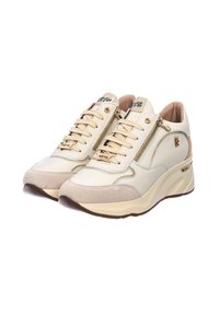 Sneaker beige con una superficie in pelle liscia e dettagli in suede. Presentano lacci rotondi, una cerniera laterale e una suola a zeppa spessa. Dettagli in hardware dorato.
