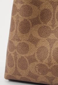 COACH JULIET SHOULDER BAG 25 IN SIGNATURE CANVAS - Handbag - tan
