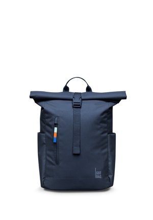 Marineblauwe rugzak met oprolbare bovenkant, voorvak met rits, zijvakken, bovenhandvat en "GOT BAG"-logo rechtsonder.