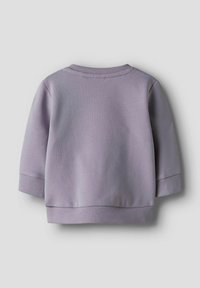 Hellvioletter Pullover mit rundem Ausschnitt, gerippten Bündchen und Saum sowie einer weichen, glatten Textur. Verfügt über ein einfaches, klares Design.