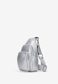 Bolso bandolera plateado con un acabado metálico texturizado, que cuenta con múltiples bolsillos con cremallera y una correa ajustable. Diseño compacto y funcional.