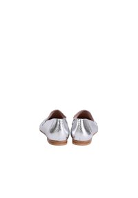 Zilveren metallic loafers met een gestructureerd slangenhuidpatroon, ronde neus en een kleine gestapelde houten hak. Zachte binnenvoering.
