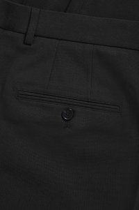 Juodos kelnės iš lygaus audinio, turinčios vieną nugaros kišenę su juodu mygtuku ir subtiliu siuvinėjimu palei kišenę.