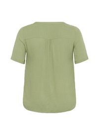 Top a maniche corte di colore verde chiaro, realizzato in tessuto testurizzato. Presenta una piega sul retro e un orlo arrotondato, con un semplice scollo a girocollo.
