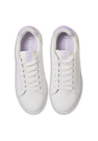 Baskets en cuir blanc avec une texture lisse, bout rond et accents lavande sur le talon et la semelle intérieure ; elles présentent des lacets blancs et des perforations.