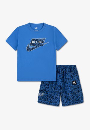 T-shirt bleu Nike Air avec logo Nike en imprimé léopard noir et bleu, assorti à un short à imprimé léopard bleu et noir avec des écussons Nike Air.